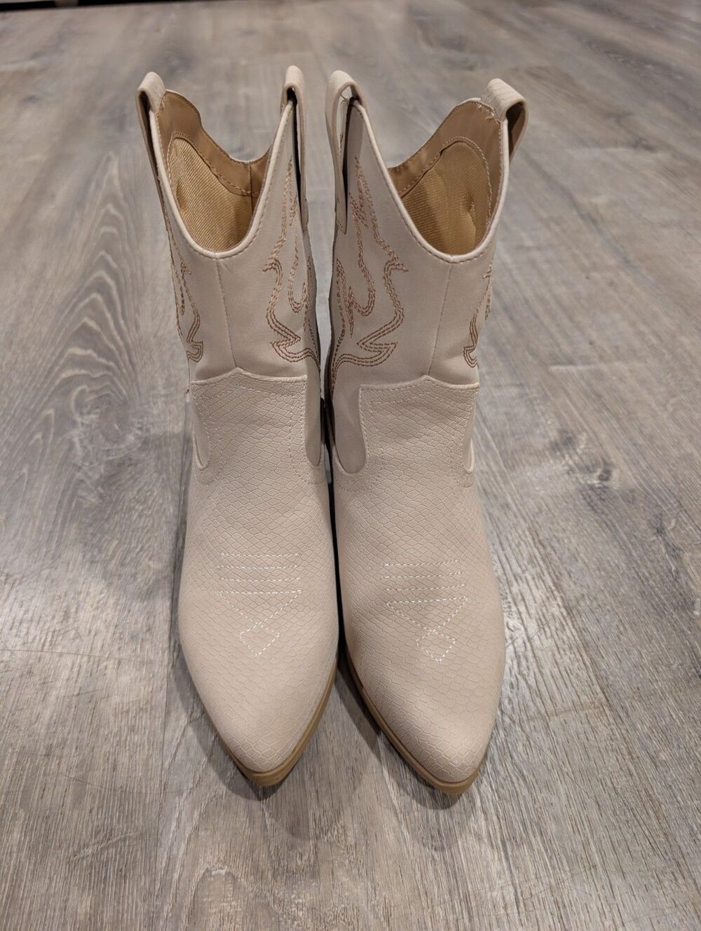 Soda Blonde Off White Cowgirl Boots 7.5 Western Embroidered Point Toe Stack Heel